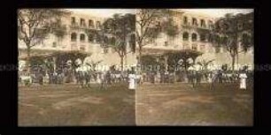 Belebte Straße am Ghezireh Palace Hotel, Kairo