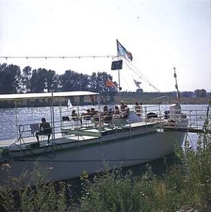 Hansjakob, Gottfried; Wien - Donau (AT); Donauinsel und Donaukraftwerk Freudenau - Donauinsel, Ufer, Boot angelegt