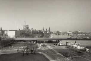 Blick aus der 12. Etage des Hotels "Am Terrassenufer" gegen Altstadtsilhouette flußabwärts