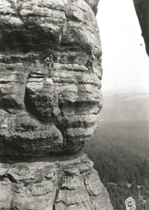 Sächsische Schweiz, Affensteine. Bloßstock. Seilschaft Ehrhardt Renger in der Ostwand (FKV-Weg, Ostkante, VIIb)