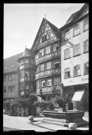 Marktplatz 12 (Konditorei Hahn) mit Marktplatzbrunnen