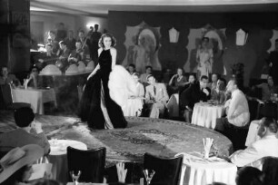 Bukarest: Modenschau: Abendkleid mit Stola