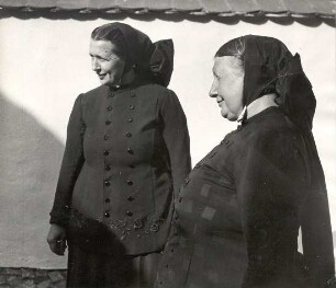 Kirchgangstracht in Kuckau : Kleidung - katholische Tracht. Ort: Kukow / Kuckau. Ältere Frauen in Kirchgangstracht