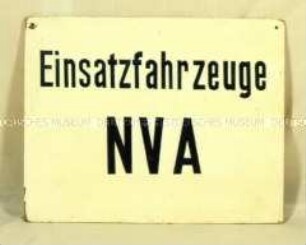 Schild "Einsatzfahrzeuge NVA"