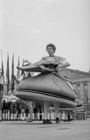 Darbietung einer Volkstanzgruppe auf dem Augustusplatz anlässlich des II. Deutschen Turn- und Sportfestes