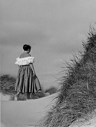 Dänemark. Hex in den Dünen von Blavanshuk. Aufgenommen 1955