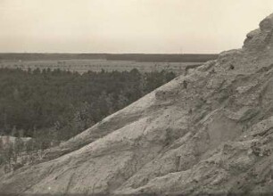 Oberlausitzer Niederung. Ehemalige Grube Werminghoff. Blick über die Halde nach Nordenauf die Heidelandschaft