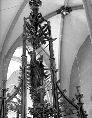 Spätgotischer Taufstein mit Baldachin — Madonna als Himmelskönigin