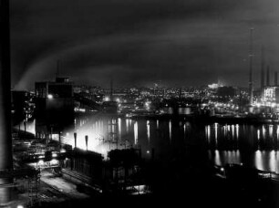 Hamburg. Nachtaufnahme. Blick vom Gaswerk Kattwyk Richtung Neuhof, einem Ortsteil von Wilhelmsburg im Hafengebiet. Im Hintergrund die beleuchteten Industrieanlagen. Aufgenommen 1967