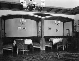 Mittelberg (Kleinwalsertal), Walserstraße 46. Hotel Alpenrose. Zwei Nischen im Restaurant