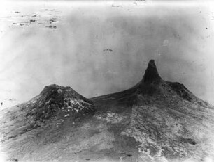 Im Krater des Vulkans Ol Doinyo Lengai 1910 : Blick auf zwei Ausbruchskegel im Krater des Vulkans Ol Doinyo Lengai.
