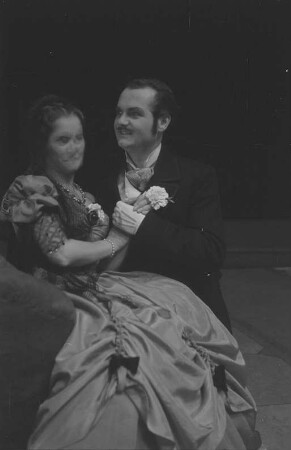 Szenenbilder aus der Oper "La Traviata" an der Deutsche Staatsoper Berlin : Szene mit Tiana Lemnitz