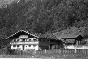 Schneizlreuth: Bauernhaus vor Felswand