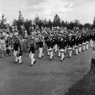 "Old Reinfelder Jungs e.V.": 25-jähriges Jubiläum: Musikfest: Stadion am Bischofsteicher Weg: Einmarsch der "Old Reinfelder Jungs" mit klingendem Spiel: im Hintergrund Zuschauer, 18. August 1974