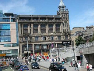 Innenstadt : Blick zur Hauptgeschäftsstraße Princess Street, Edinburgh. Aufgenommen im Juni 2005. Fotop Uwe Gerig