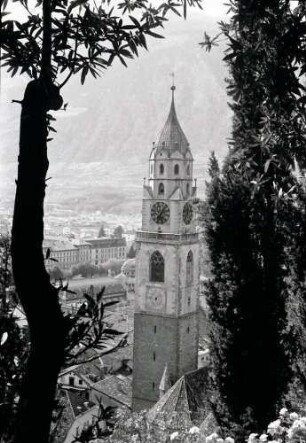 Meran: Durchblick vom Tappeiner Weg auf Pfarrkirche