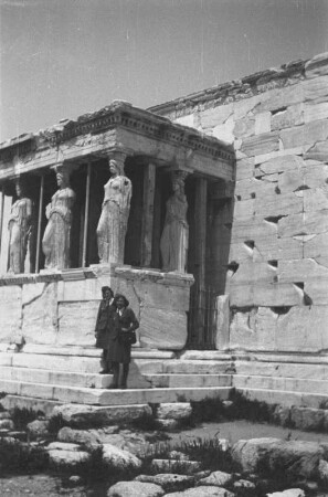 Athen. Zwei Luftwaffenhelferinnen auf der Akropolis vor dem Erechtheion (421-406 v. Chr.)