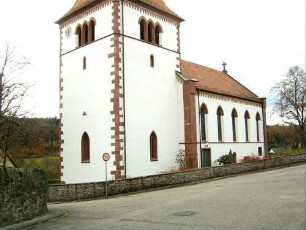 Ansicht von Nordosten mit Kirche (Kirchturm frühgotischer Chorturm-Obergeschoß historisierend erneuert-desgleichen Langhaus) über Kirchhofmauer