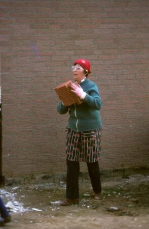 Frau auf einer Baustelle