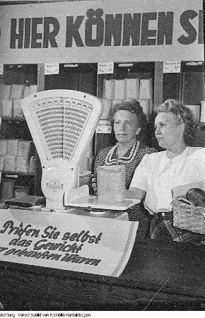 Dresden-Laubegast, Tauernstraße 11. Erste Verkaufsstelle der Konsumgenossenschaft Dresden mit Selbstbedienung und Kampagne gegen die Remilitarisierung, Mai 1951