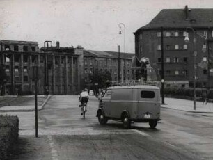 Fahrradfahrer und Kleintransporter auf der Straße