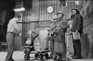 Szenenbilder aus "Die Abenteuer der Johanna von Döbeln", Schauspiel von Helmut Baierl. Maxim-Gorki-Theater Berlin, 15.06.1976 (Premiere am 18.06.1976) : Mit Swetlana Schönfeld (Johanna Deike), Dieter Wien (Günter Klein), Christoph Engel (Eduard Rohnert), Dietmar Obst (Arno), Lotte Loebinger/Ursula Mundt (Blumenfrau), Evamaria Bath (Rau Lobstett), Jochen Thomas (Paul Lobstett), Christa Löser (Krankenschwester), Tim Hoffmann (Schöffe) u. a.