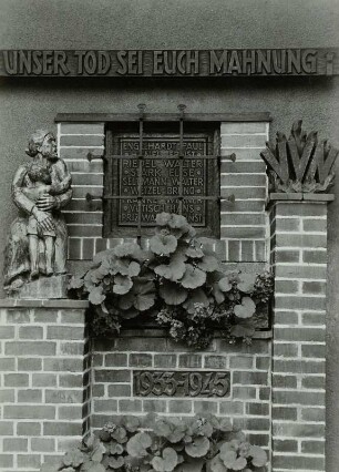 Wilkau-Haßlau, VVN-Denkmal am Treppenaufgang des Rathauses