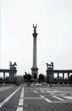 Budapest: Heldenplatz mit Denkmal