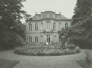 Jagdschloß Brühl, Gartenfassade : Brühl, Schlosspark Augustusburg. Jagdschloss Falkenlust (1729-1740; F. de Cuvilliés d. Ä.; M. Leveilly). Ostseite, Gartenfront mit Brunnenrondell
