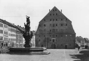 Zittau, Salzhaus und Herkulesbrunnen : Zittau. Salzhaus, auch Marstall genannt, davor Herkulesbrunnen mit 8m hoher Brunnensäule