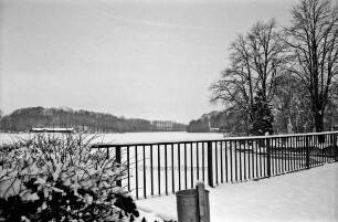 Ahrenböker Straße: Brücke am Herrenteich: Herrenteich im Winter
