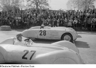 Porträt Arthur Rosenhammers in einem EMW 1500ccm-Sportwagen im Hintergrund Heinz Melkus in einem Veritas beim 6. Leipziger Stadtparkrennen