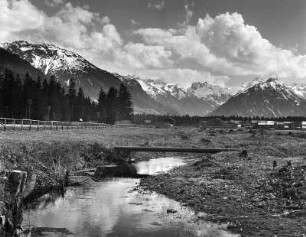 Wolkenbilder. Allgäuer Alpen. Blick aus dem Illertal über Oberstdorf gegen Riffenkopf, Krottenspitzen, Fürschießer und Kratzer