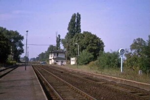 Neugarten Empfangsgebäude Bahnsteig Bahnübergang Bahnhofsschild Uhr