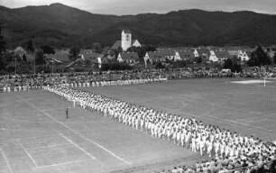 Freiburg: Vorführung im Mösle-Stadion; Turnvorführungen der Männer; von der Tribüne
