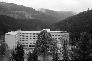 Blick auf die Neubauten des Sanatoriums Wehrawald in Todtmoos