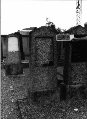 Grabstein 412 (Index: 99797454) Material: Granit Zustand: sehr stark verwittert Maße HxBxT: 148x50x22 cm Beschreibung: Stele, Giebelabschluß, Sockel: Grabstein 412