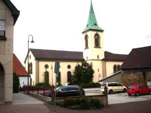 Ansicht von Süden mit Kirche (Kirchturmkern Gotisch-Langhaus und Chor Barock erneuert) in ehemaligem Kirchhof
