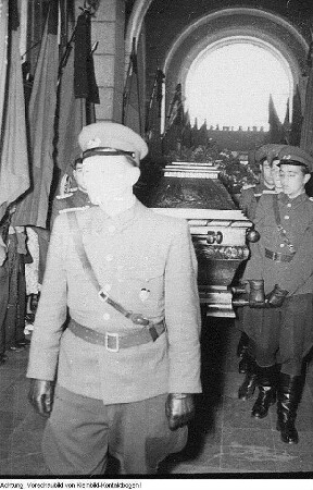 Dresden. Martin Andersen-Nexö. Beisetzung bzw. Aufbahrung, Totenmaske, 1954 & Martin Andersen-Nexö, Totenmaske, Aufbahrung und Beisetzungszeremonie (Überführung nach Dänemark), 1954