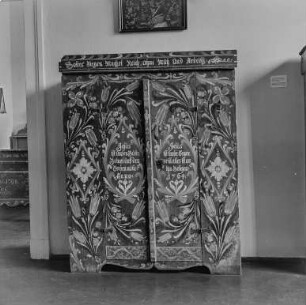 Möbel-Museum : Bautzen. Stadtmuseum. Ausstellungsraum mit einem Bauernschrank