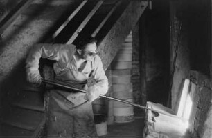 Halle. Porzellanwerk Lettin. Arbeiter am Brennofen