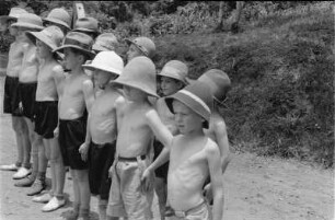 Jungen beim Turnen : Schüler der deutschen Schule von Lushoto beim Turnen mit Tropenhelm.
