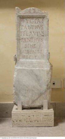 Stele mit Grabinschrift "...HYGIAE // PANTHVS..."