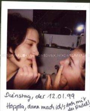 Polaroid-Foto: Zwei Mädchen tippen sich an ihre Nase (Sonderthema: Lebenskunst und Lebenskünstler)