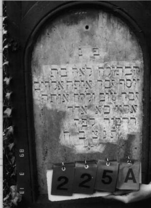 Grabstein 225 (Index: 100093544) Maße HxBxT: 197x59x29 cm Symbolik: Verzierungen: Grabstein 225A