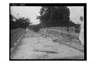 Zweibogige Brücke : Südthailand. Dr. Kurt Beyer auf der Fahrbahn der beinahe fertiggestellten zweibogigen Betonbrücke, 1913