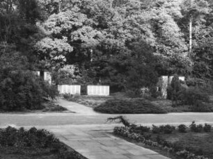 Dresden-Trachau, Moritzburger Landstraße 299. Heidefriedhof (1929-1934 angelegt). Ehrenhain mit Gedenksteinen für Antifaschisten (1962-1963; K. Girt, K. Röthig)