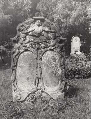 Thekla, Friedhof : Leipzig-Thekla, Friedhof. Kartuschengrabmal (Sandstein)
