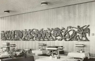Relieffries "Schwanensee" : Dresden. Hotel Newa, Restaurant Baltic. Relieffries nach Peter Tschaikowskis Ballett "Schwanensee" von Magdalene Kreßner, 1970. Bronze