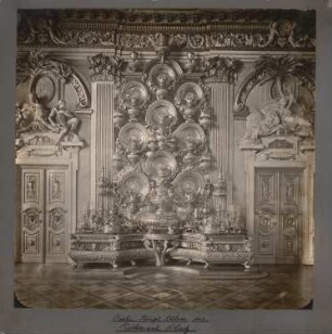 Berliner Schloss, Berlin Rittersaal, Prunkbuffet (Großes Silberbuffet): Ansicht des von Albrecht Lorenz II. und Johann Ludwig I. Biller in Augsburg 1648 geschaffenen Buffets, aus getriebenem Silber gegossen und feuervergoldet, früher irrtümlich für eine Arbeit von Eosander von Göthe gehalten (heute im Kunstgewerbemuseum)